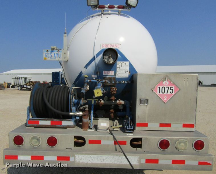 image for item GQ9093 1986 Ford L8000  propane delivery truck