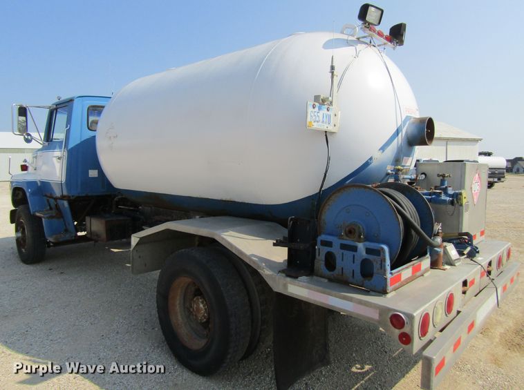 image for item GQ9093 1986 Ford L8000  propane delivery truck