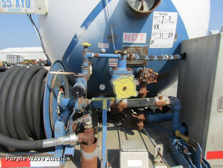 image for item GQ9093 1986 Ford L8000  propane delivery truck