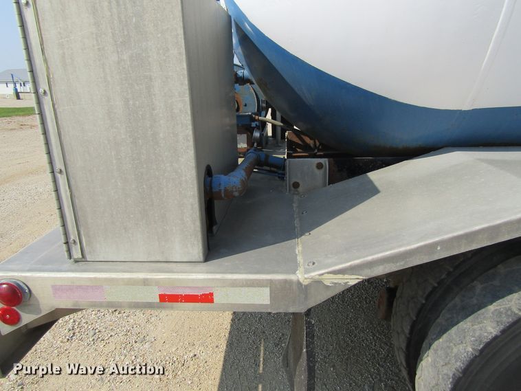 image for item GQ9093 1986 Ford L8000  propane delivery truck