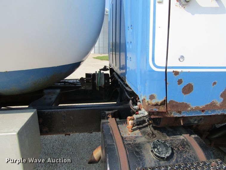 image for item GQ9093 1986 Ford L8000  propane delivery truck