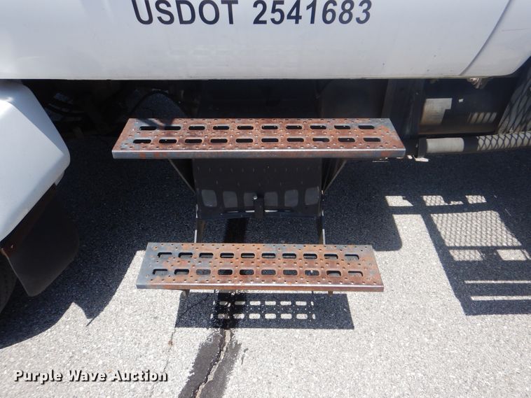 image for item HY9262 2003 Ford F750 Super Duty  crane truck