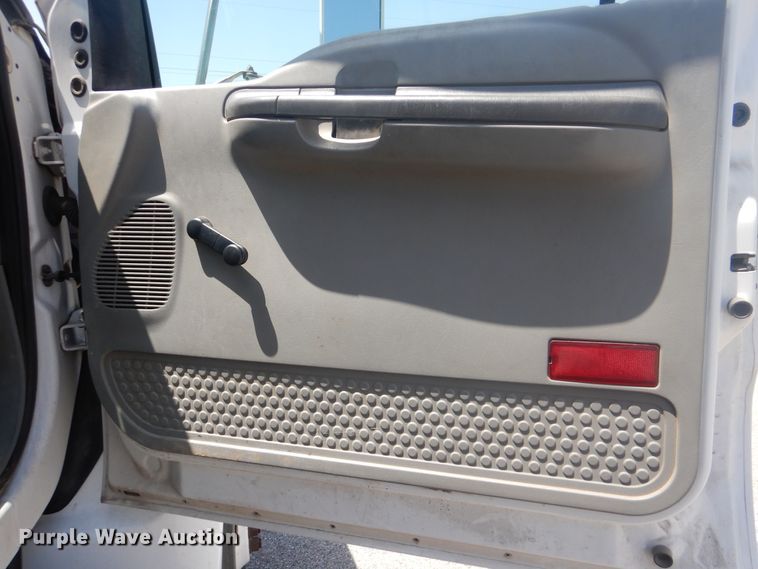 image for item HY9262 2003 Ford F750 Super Duty  crane truck