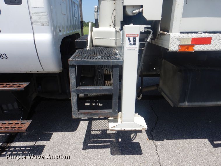 image for item HY9262 2003 Ford F750 Super Duty  crane truck