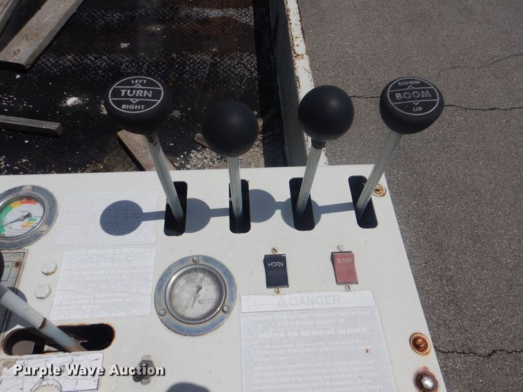 image for item HY9262 2003 Ford F750 Super Duty  crane truck