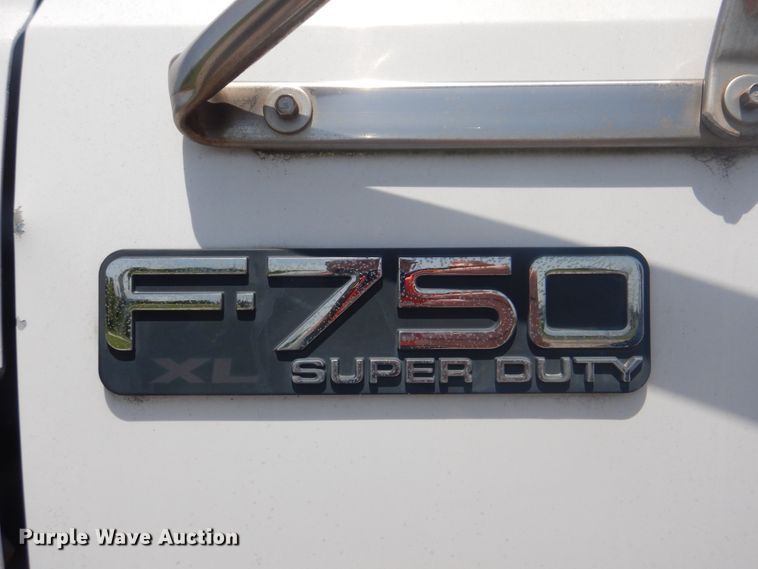 image for item HY9262 2003 Ford F750 Super Duty  crane truck