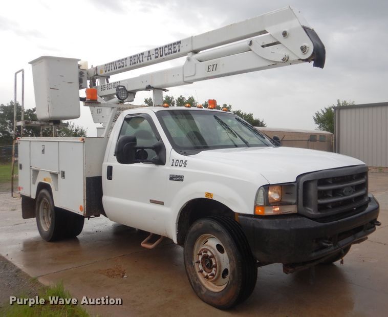image for item HY9263 2004 Ford F550 Super Duty  bucket truck