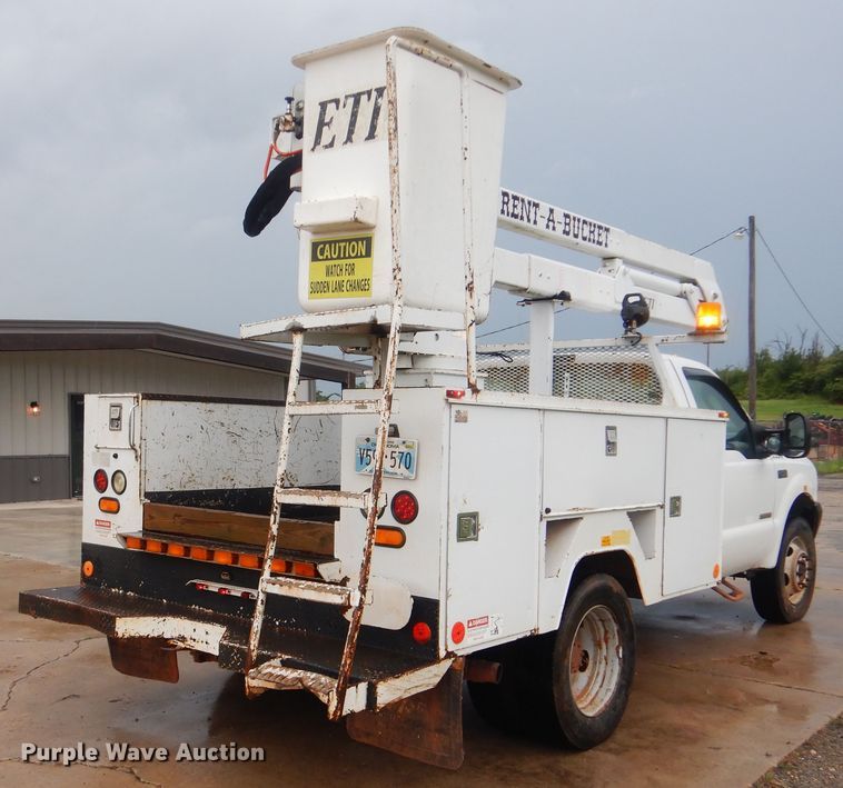 image for item HY9263 2004 Ford F550 Super Duty  bucket truck