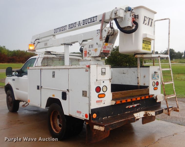 image for item HY9263 2004 Ford F550 Super Duty  bucket truck