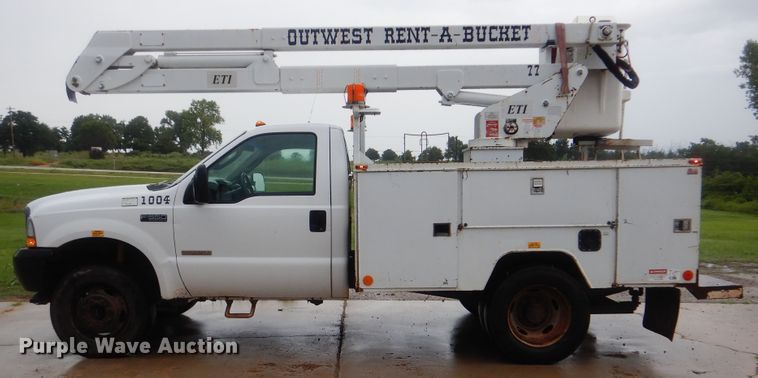 image for item HY9263 2004 Ford F550 Super Duty  bucket truck