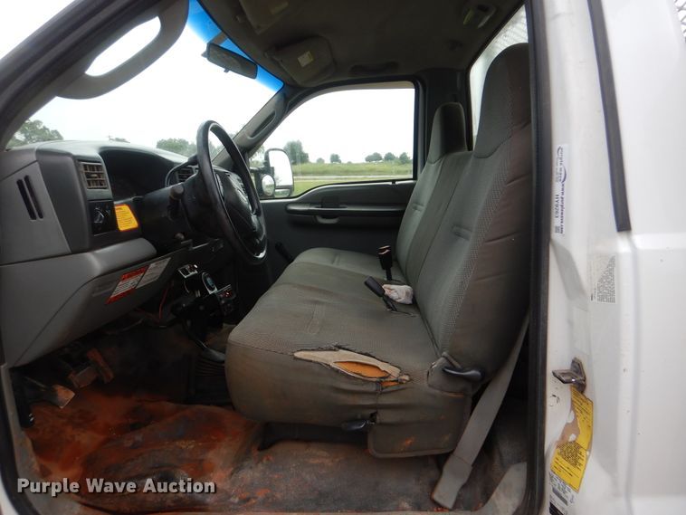 image for item HY9263 2004 Ford F550 Super Duty  bucket truck