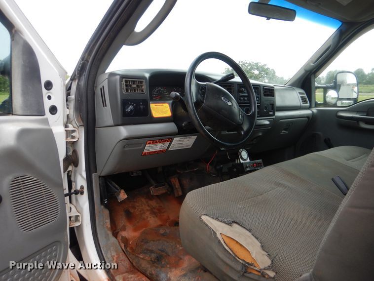 image for item HY9263 2004 Ford F550 Super Duty  bucket truck