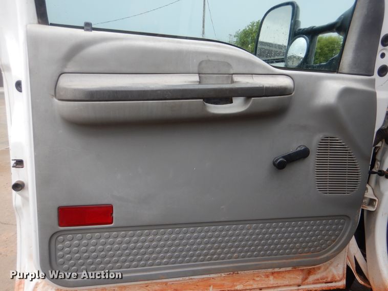 image for item HY9263 2004 Ford F550 Super Duty  bucket truck