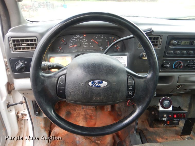 image for item HY9263 2004 Ford F550 Super Duty  bucket truck