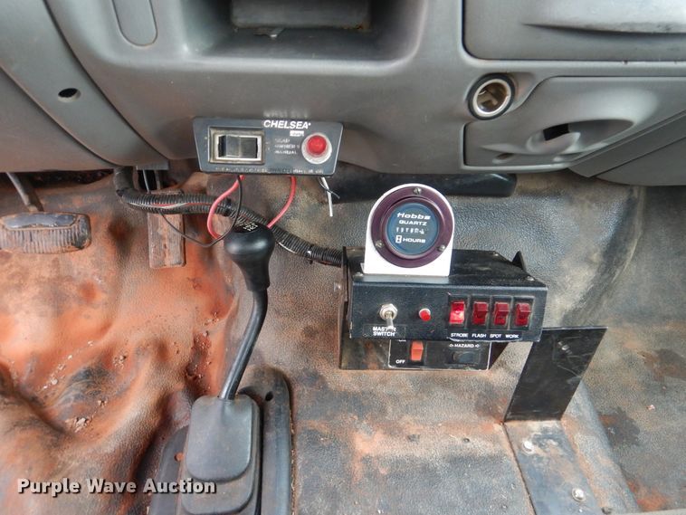 image for item HY9263 2004 Ford F550 Super Duty  bucket truck