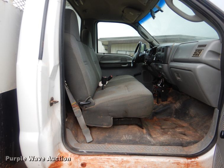 image for item HY9263 2004 Ford F550 Super Duty  bucket truck