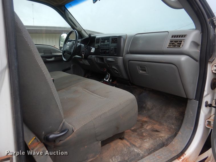 image for item HY9263 2004 Ford F550 Super Duty  bucket truck