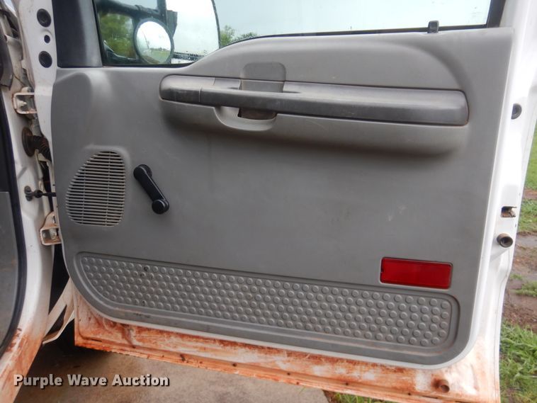 image for item HY9263 2004 Ford F550 Super Duty  bucket truck