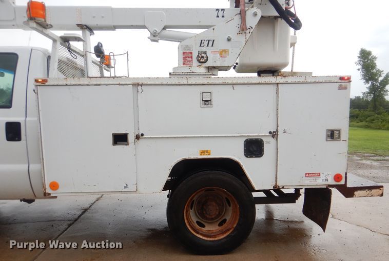 image for item HY9263 2004 Ford F550 Super Duty  bucket truck