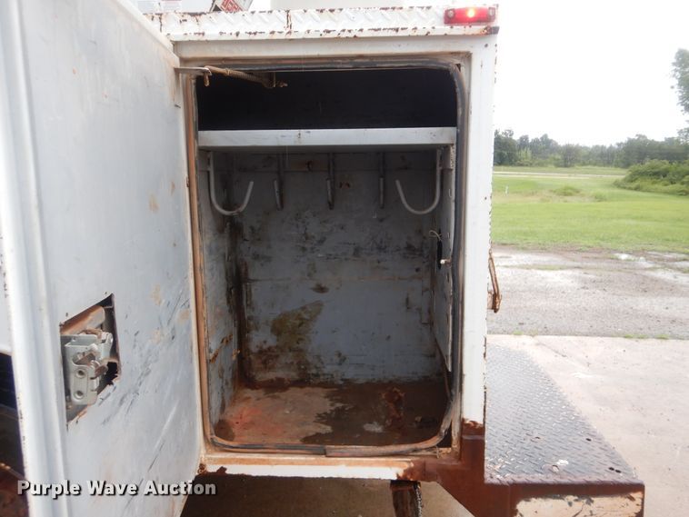 image for item HY9263 2004 Ford F550 Super Duty  bucket truck