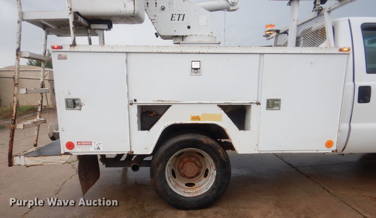 image for item HY9263 2004 Ford F550 Super Duty  bucket truck