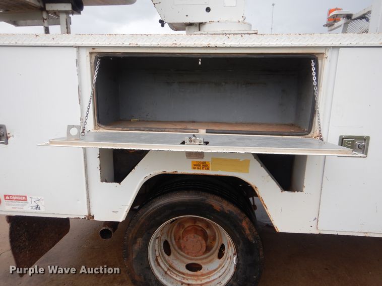 image for item HY9263 2004 Ford F550 Super Duty  bucket truck