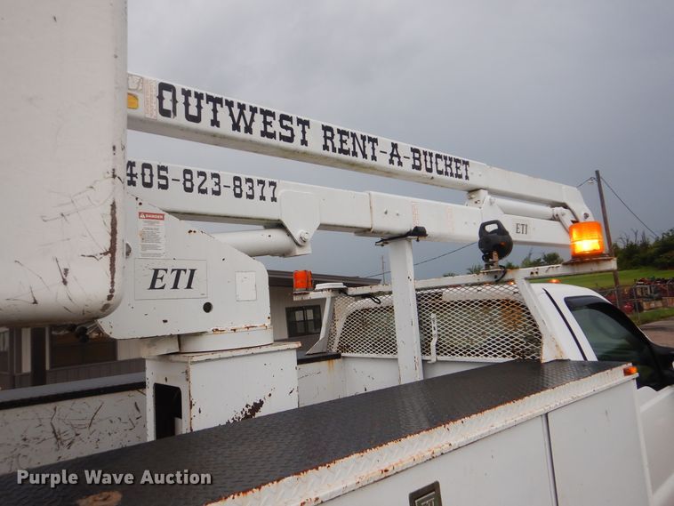 image for item HY9263 2004 Ford F550 Super Duty  bucket truck