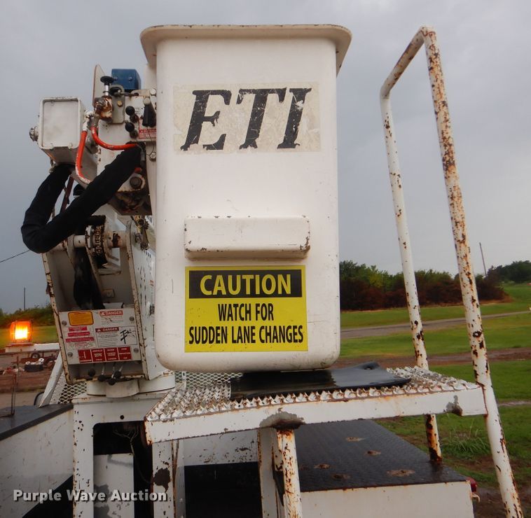 image for item HY9263 2004 Ford F550 Super Duty  bucket truck