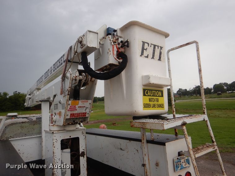 image for item HY9263 2004 Ford F550 Super Duty  bucket truck