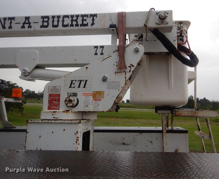 image for item HY9263 2004 Ford F550 Super Duty  bucket truck