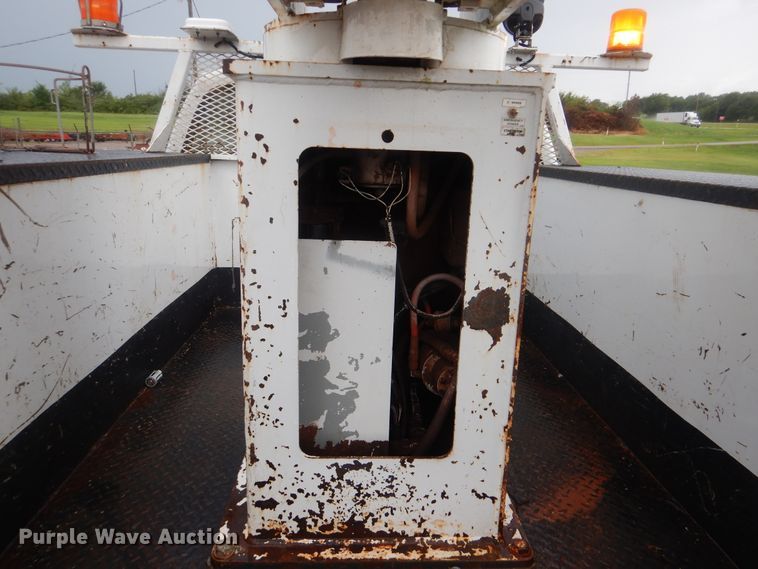 image for item HY9263 2004 Ford F550 Super Duty  bucket truck