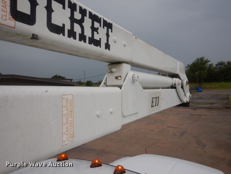 image for item HY9263 2004 Ford F550 Super Duty  bucket truck