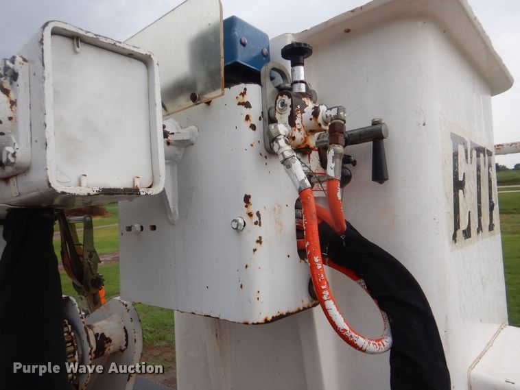 image for item HY9263 2004 Ford F550 Super Duty  bucket truck