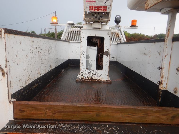 image for item HY9263 2004 Ford F550 Super Duty  bucket truck