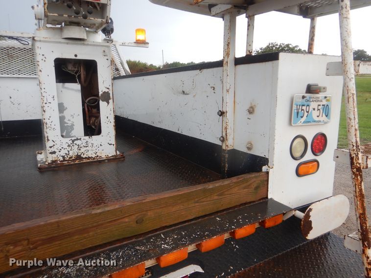 image for item HY9263 2004 Ford F550 Super Duty  bucket truck