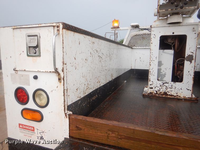 image for item HY9263 2004 Ford F550 Super Duty  bucket truck