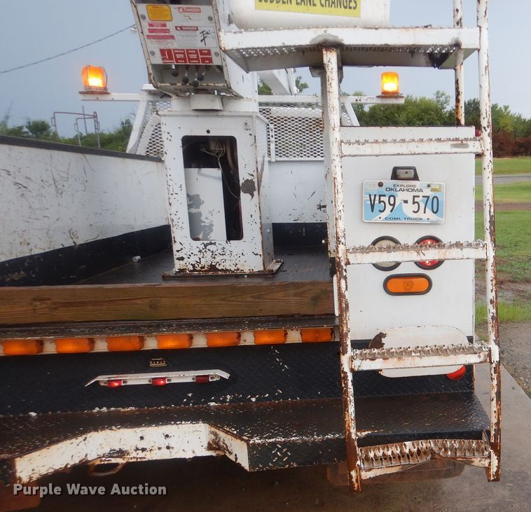 image for item HY9263 2004 Ford F550 Super Duty  bucket truck