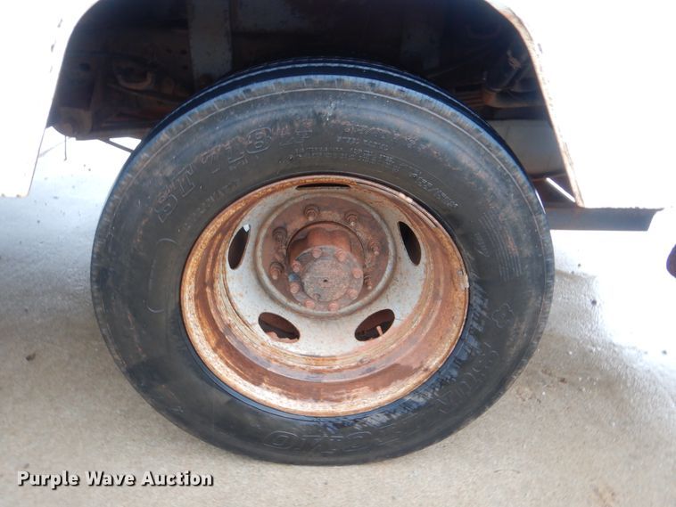 image for item HY9263 2004 Ford F550 Super Duty  bucket truck