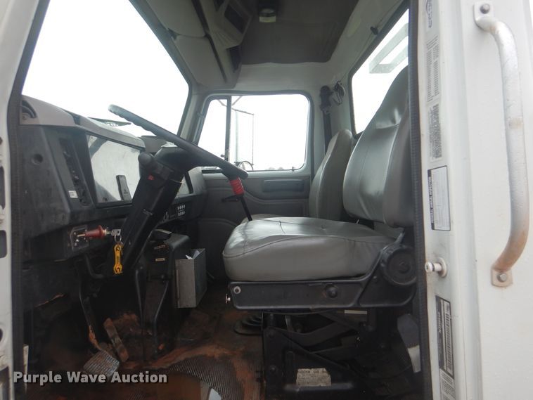 image for item HY9264 1998 International 4700  digger derrick truck