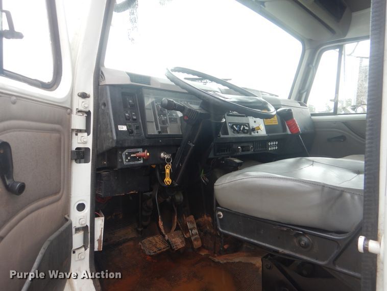 image for item HY9264 1998 International 4700  digger derrick truck