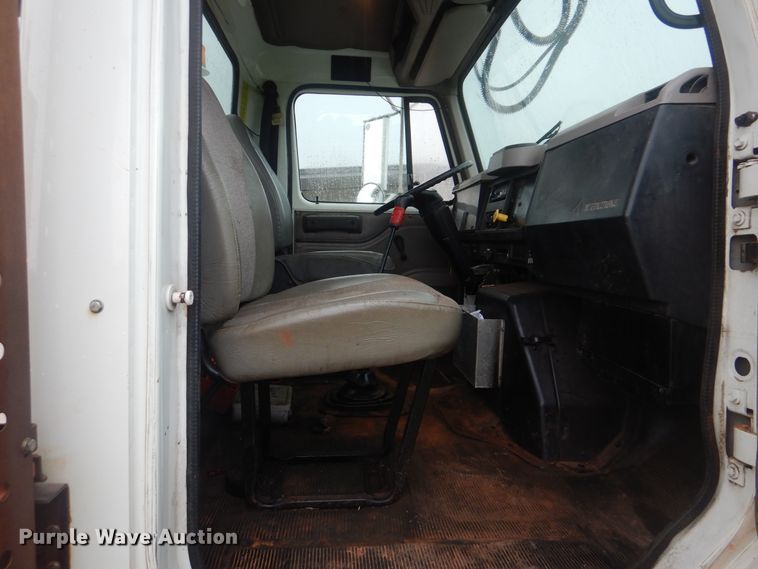 image for item HY9264 1998 International 4700  digger derrick truck