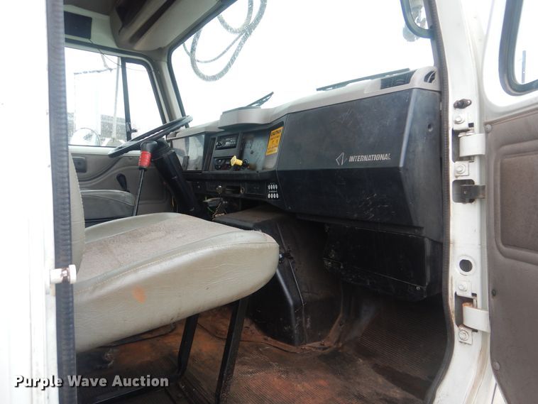 image for item HY9264 1998 International 4700  digger derrick truck