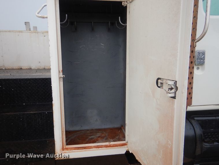 image for item HY9264 1998 International 4700  digger derrick truck