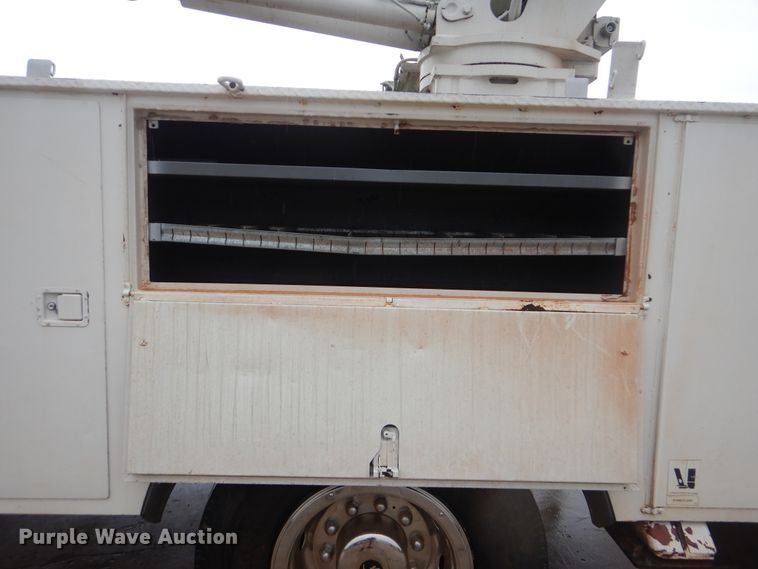 image for item HY9264 1998 International 4700  digger derrick truck