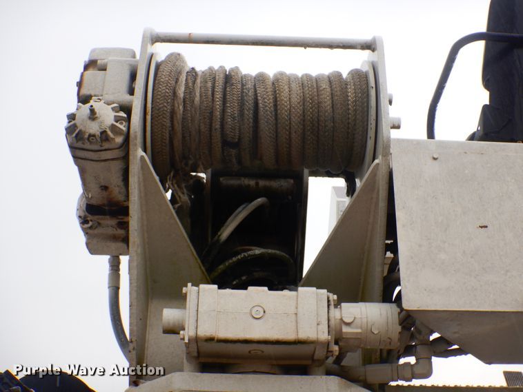 image for item HY9264 1998 International 4700  digger derrick truck