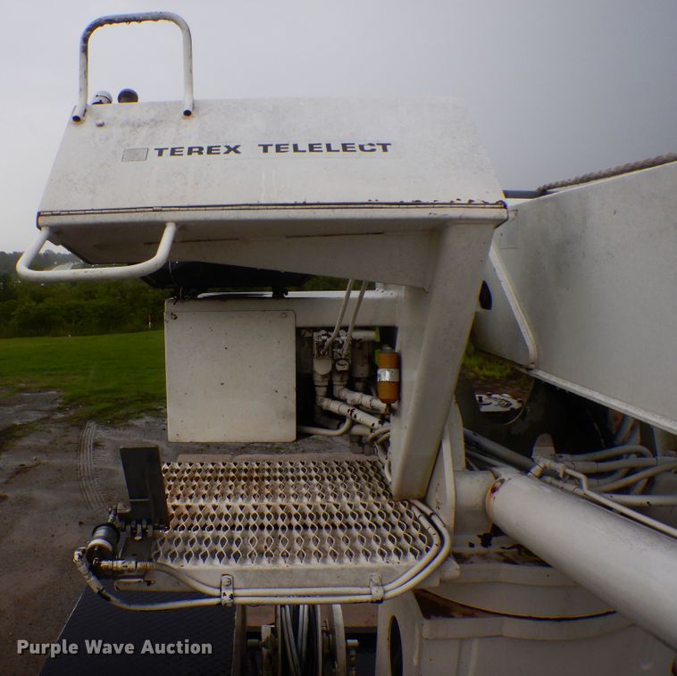 image for item HY9264 1998 International 4700  digger derrick truck