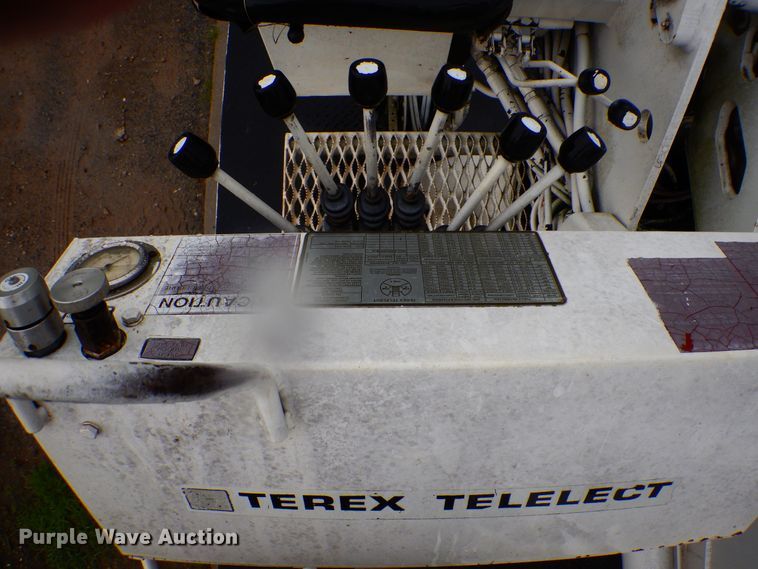 image for item HY9264 1998 International 4700  digger derrick truck