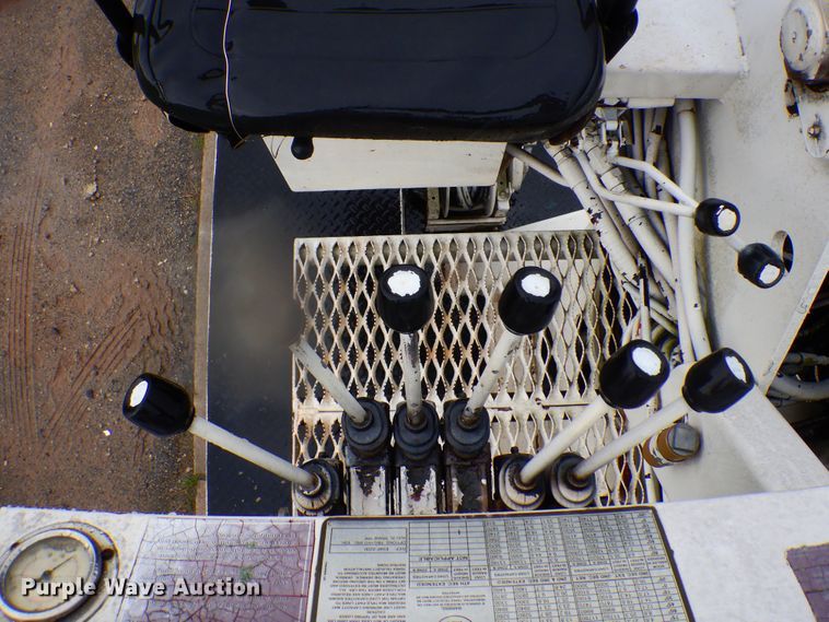 image for item HY9264 1998 International 4700  digger derrick truck