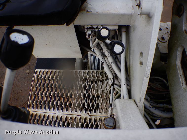 image for item HY9264 1998 International 4700  digger derrick truck