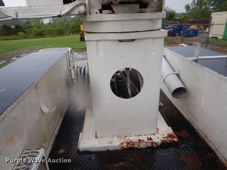 image for item HY9264 1998 International 4700  digger derrick truck